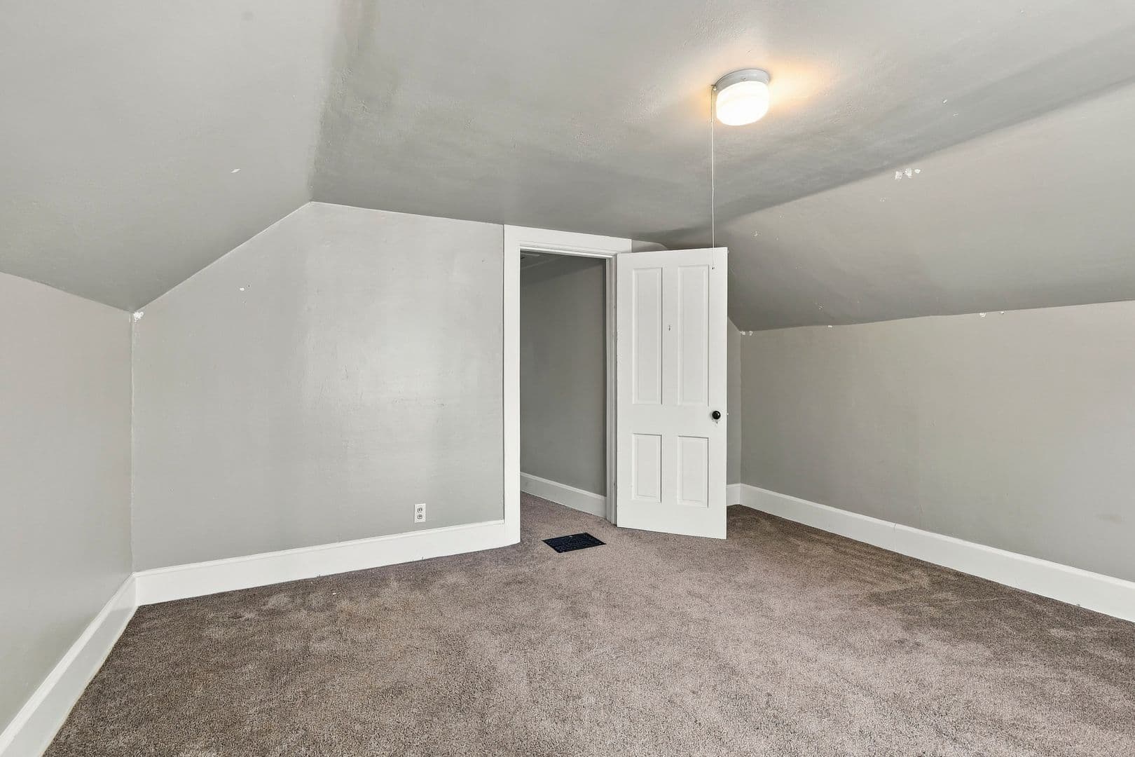 Oshkosh House: 333 Saratoga Avenue