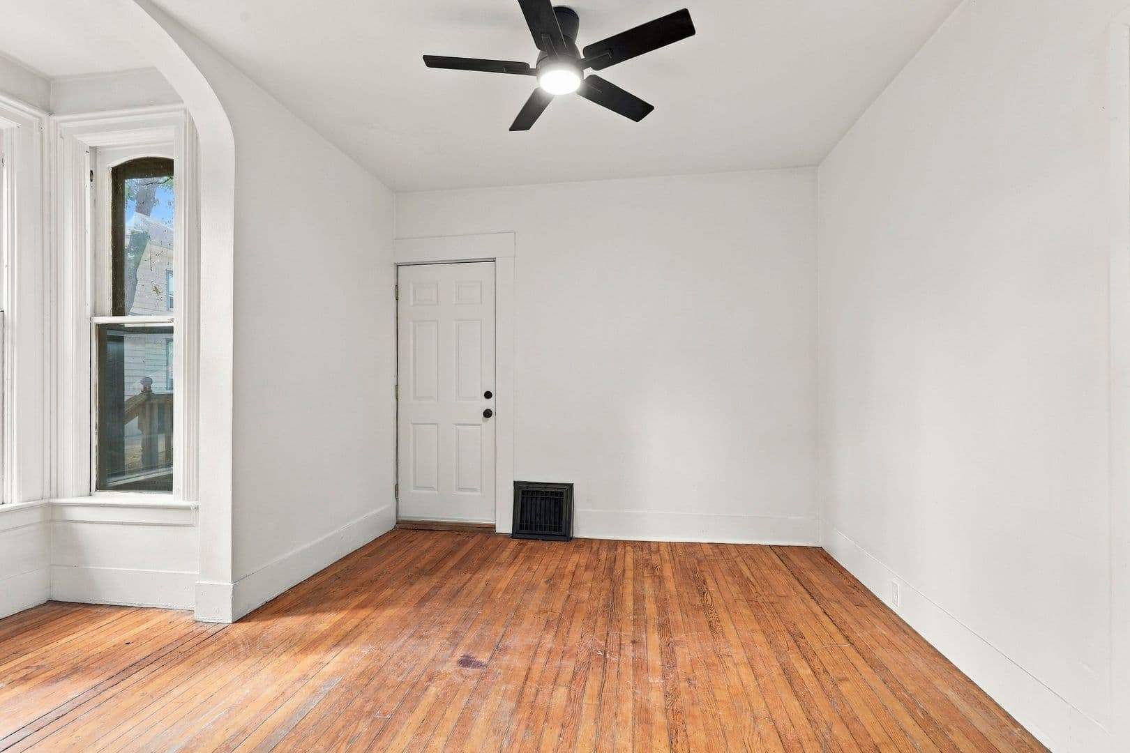 Oshkosh Apartment: 584 Mount Vernon Street