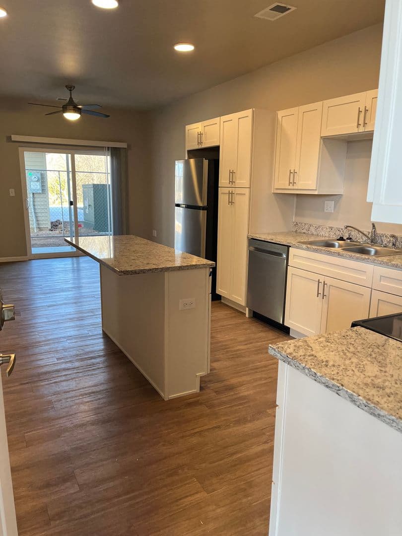 Springfield Apartment: 1735 E Valley Water Mill Rd