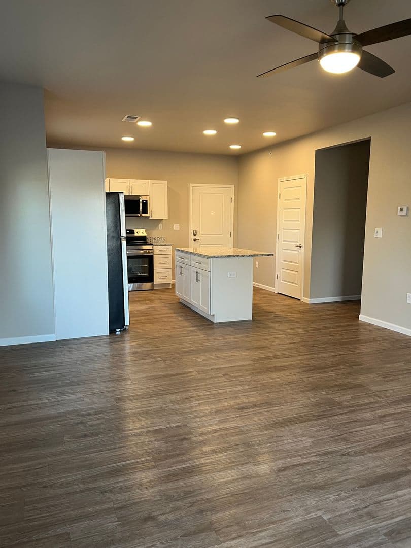 Springfield Apartment: 1735 E Valley Water Mill Rd