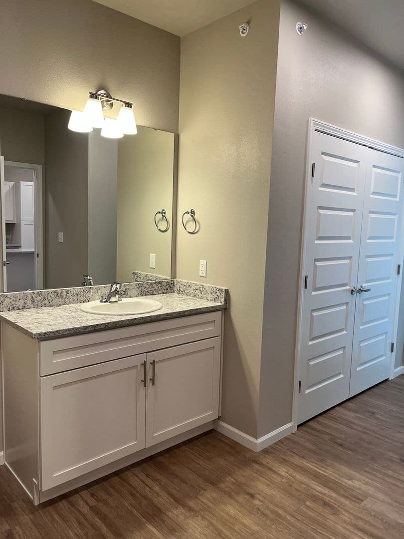 Springfield Apartment: 1735 E Valley Water Mill Rd