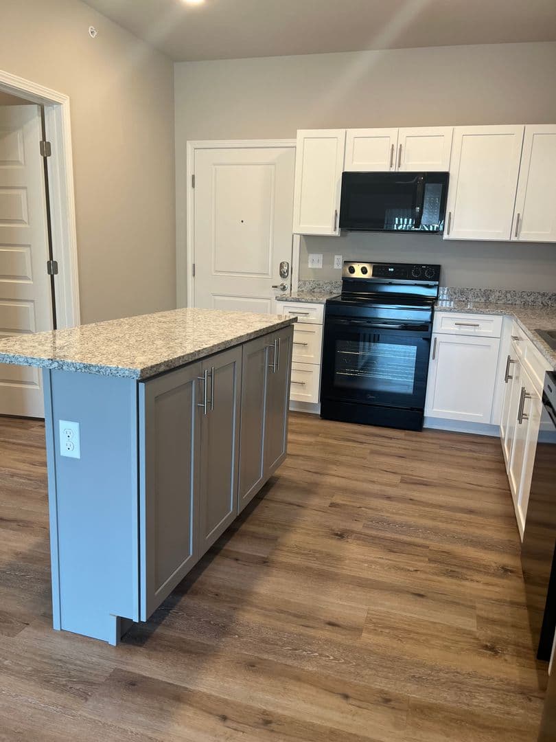 Springfield Apartment: 3697 N Glenstone
