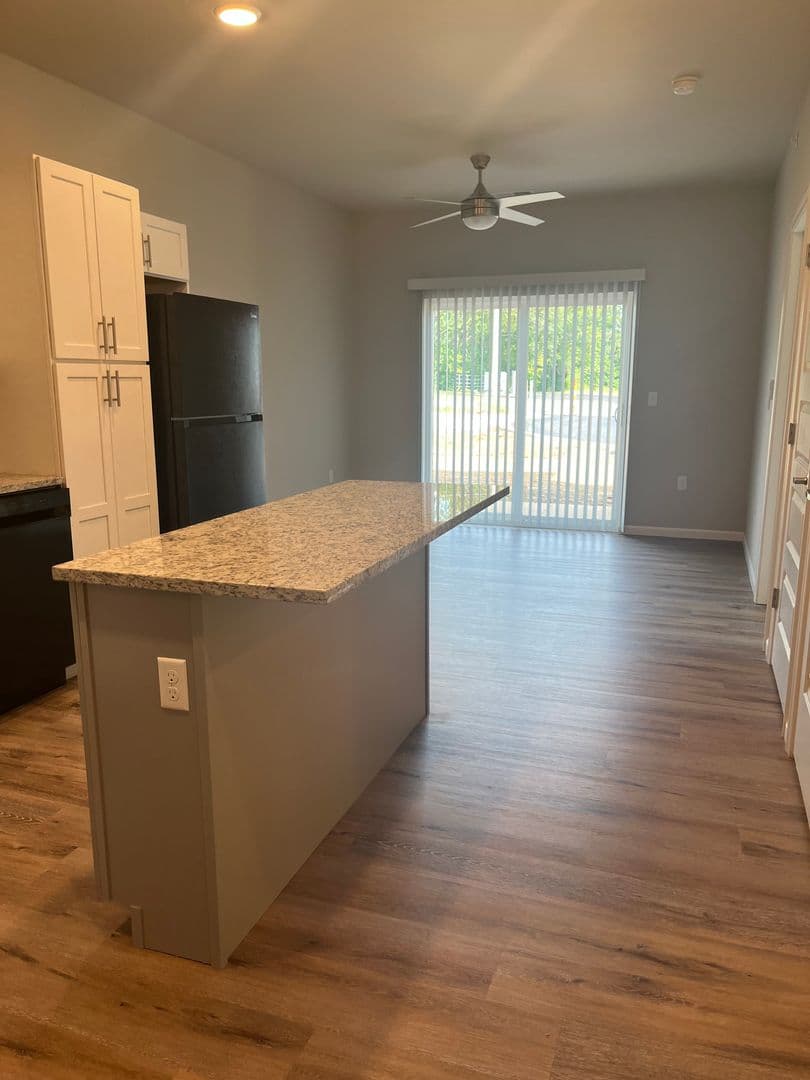 Springfield Apartment: 3697 N Glenstone