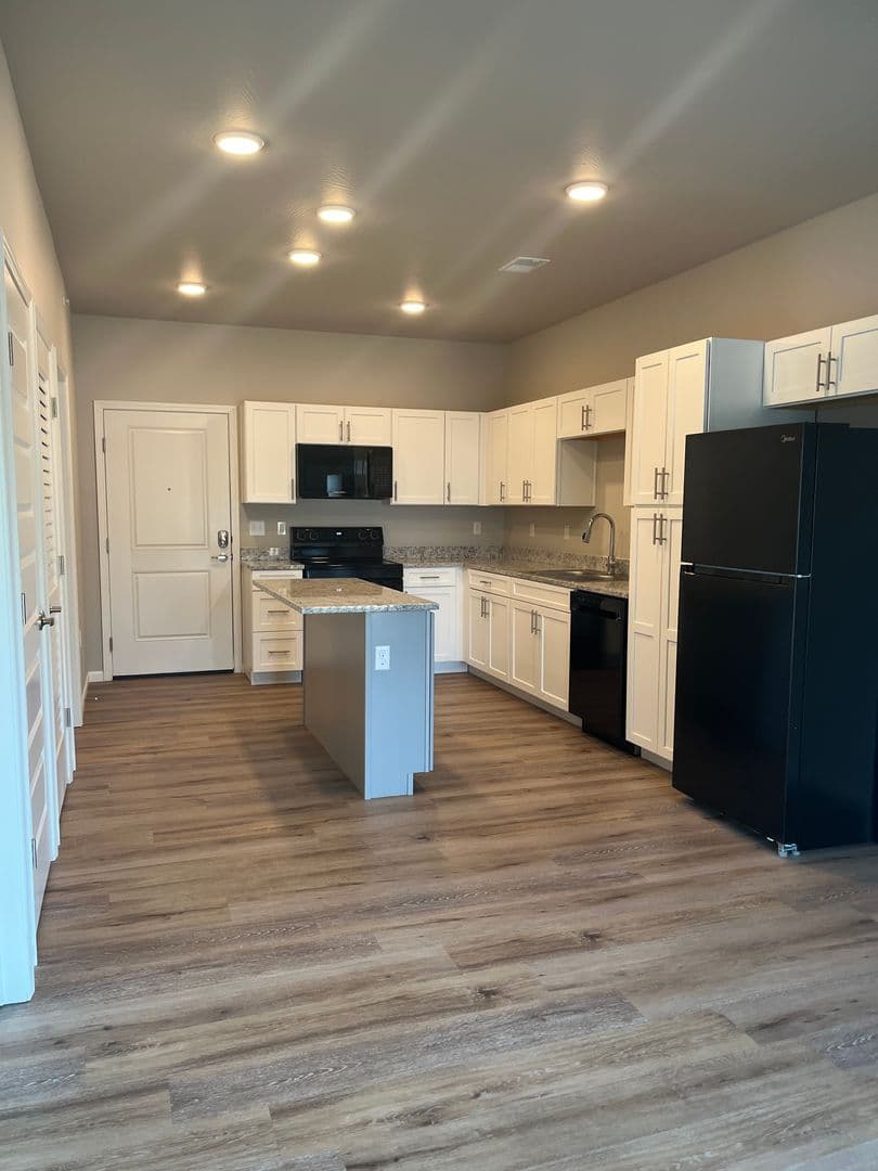 Springfield Apartment: 3697 N Glenstone