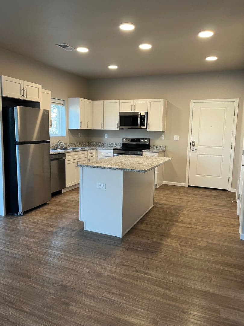 Springfield Apartment: 1735 E Valley Water Mill Rd