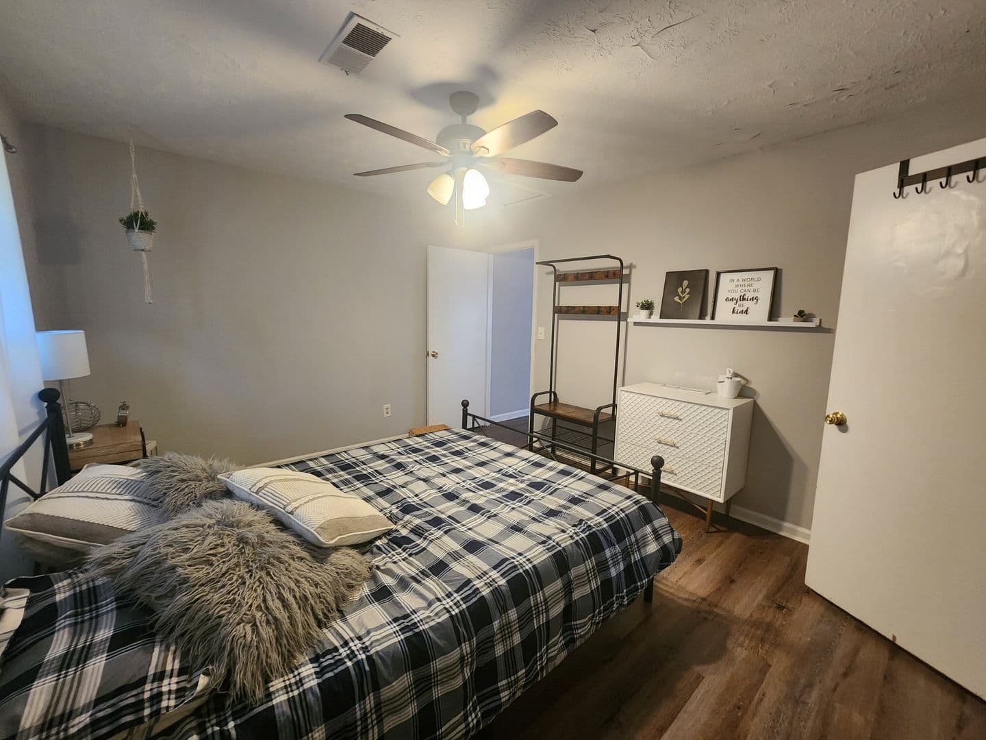 Columbus Apartment: 917 Oakview Ave
