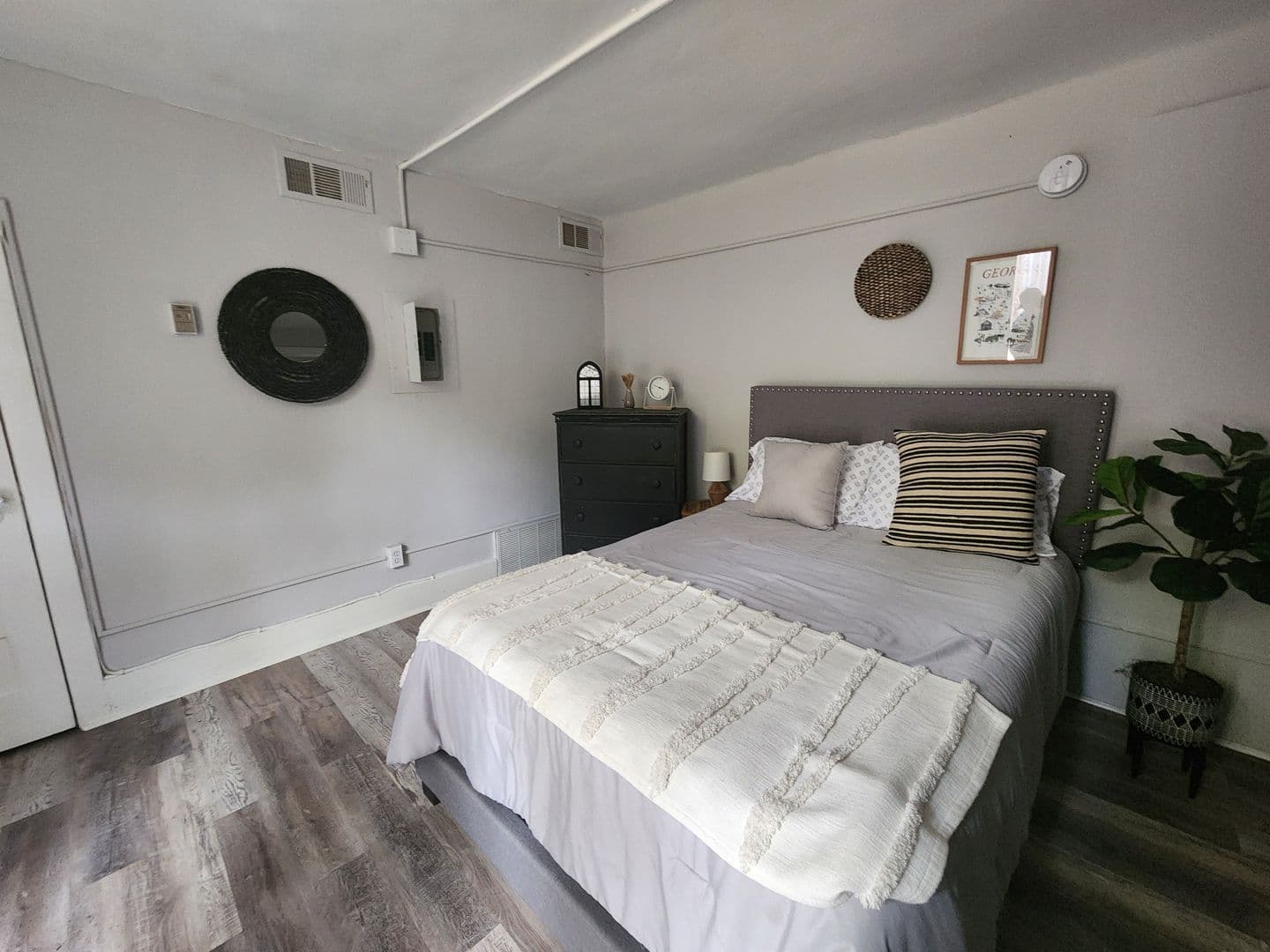 Columbus Apartment: 917 Oakview Ave