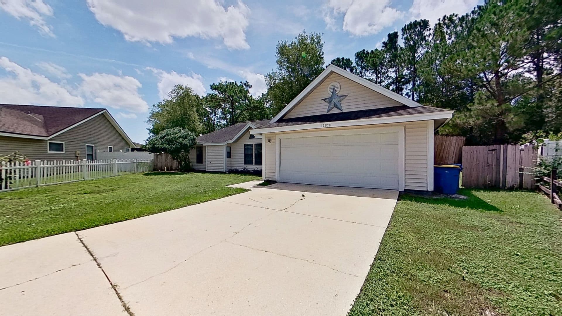 Jacksonville House: 12958 Medford Lane