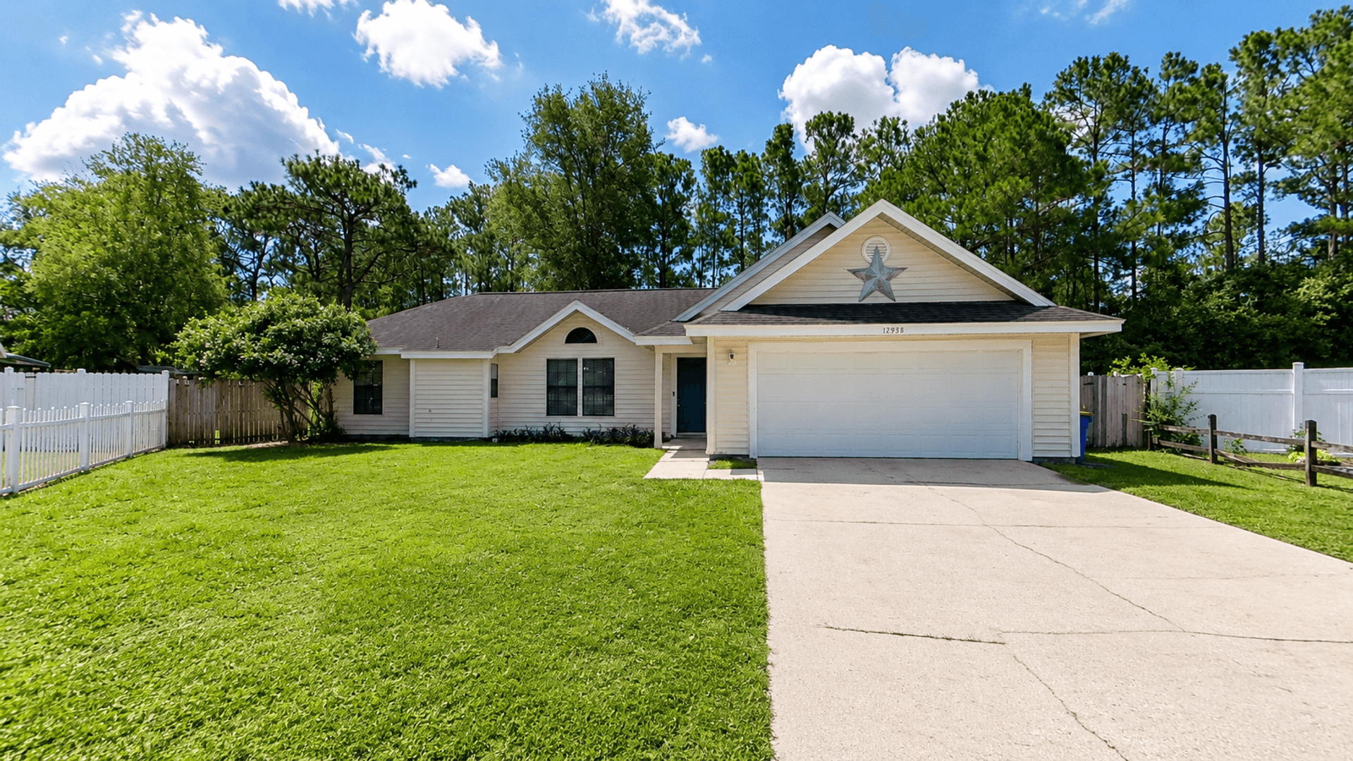 Jacksonville House: 12958 Medford Lane