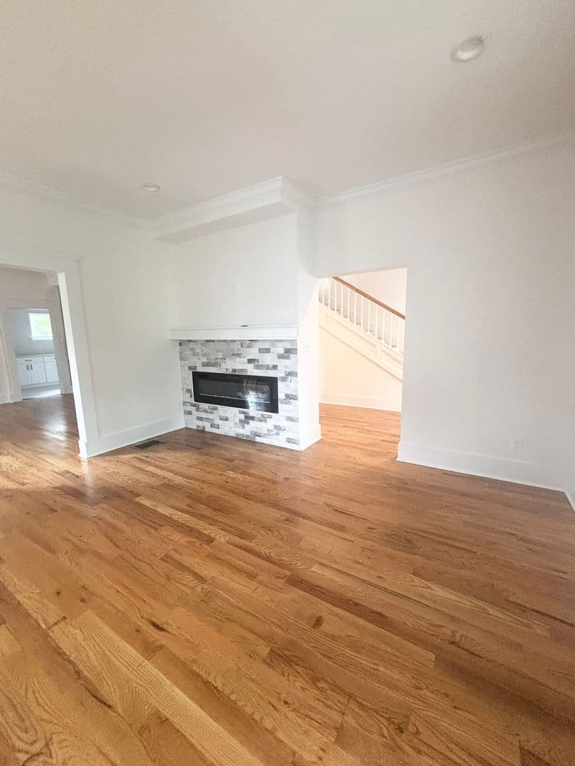 Jacksonville House: 304 E. 5th St