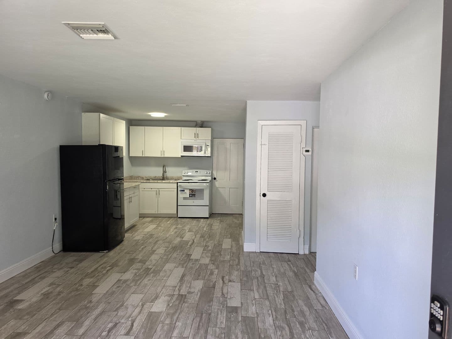 Sanford Apartment: 2205 S Park Avenue