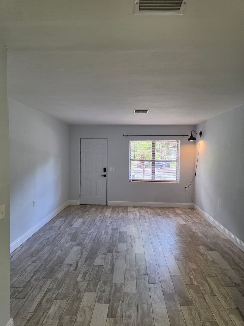 Sanford Apartment: 2205 S Park Avenue