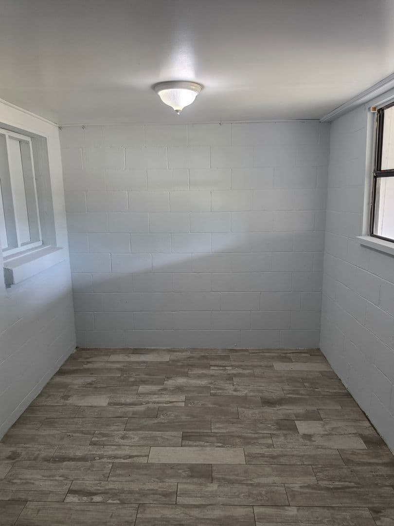 Sanford Apartment: 2205 S Park Avenue