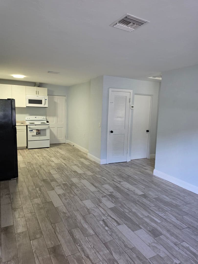 Sanford Apartment: 2205 S Park Avenue
