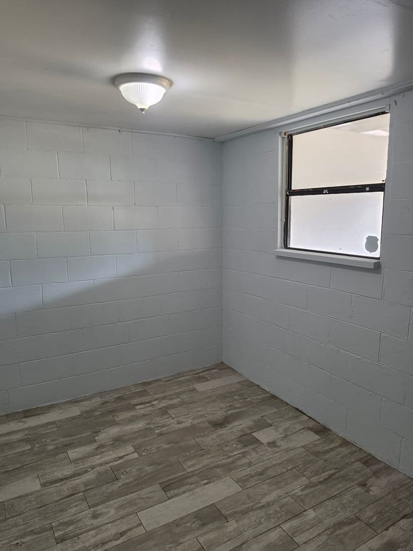 Sanford Apartment: 2205 S Park Avenue