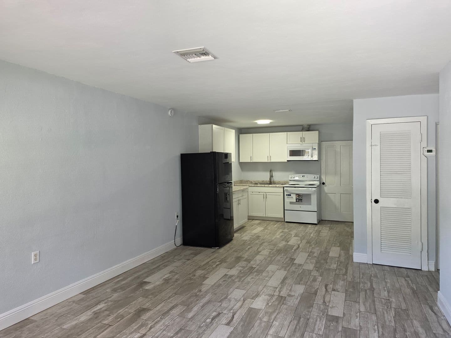 Sanford Apartment: 2205 S Park Avenue