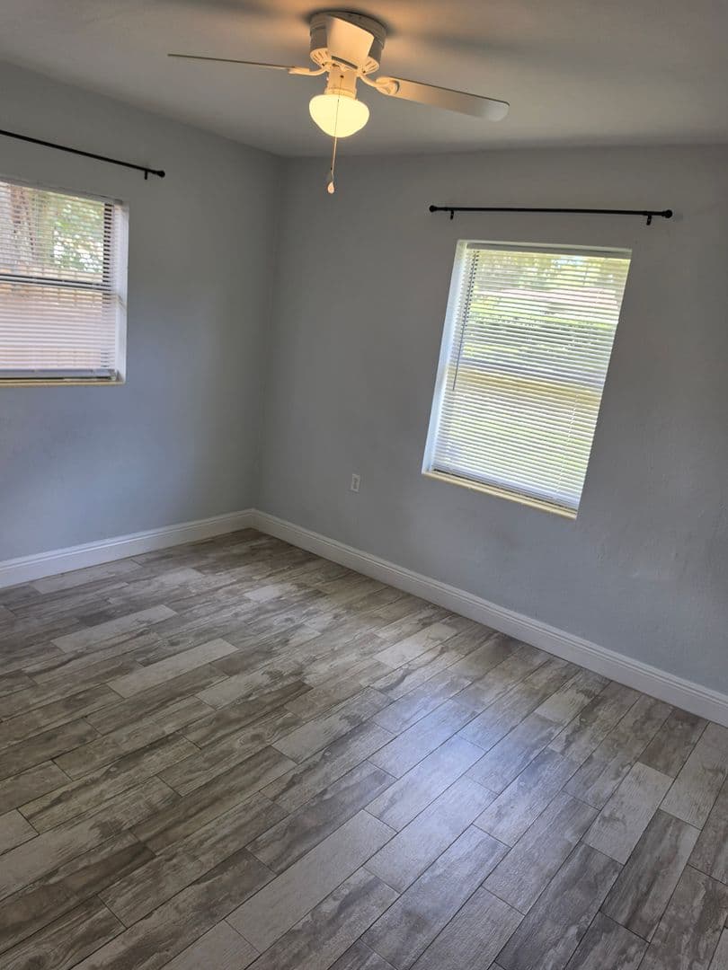 Sanford Apartment: 2205 S Park Avenue