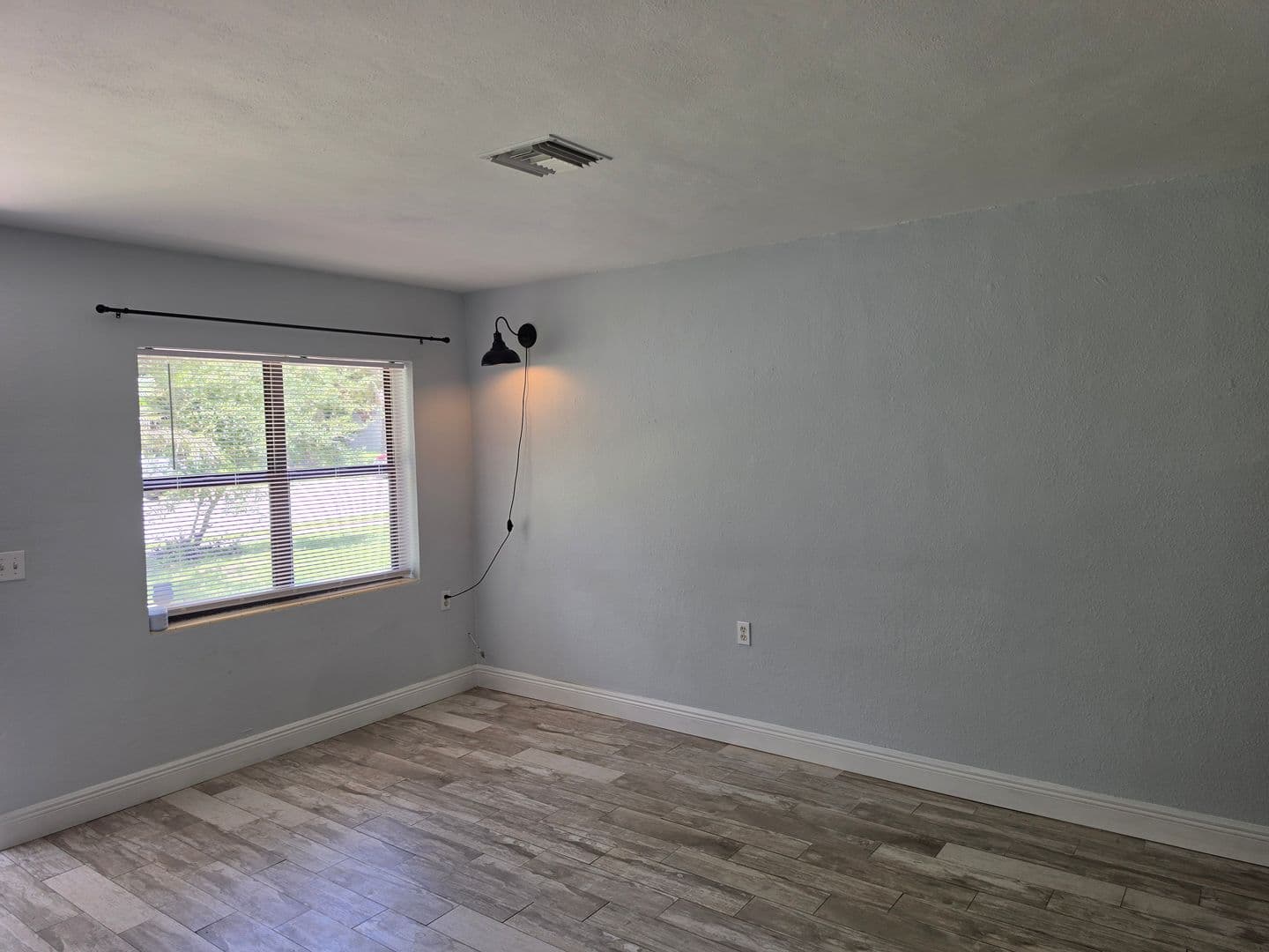 Sanford Apartment: 2205 S Park Avenue
