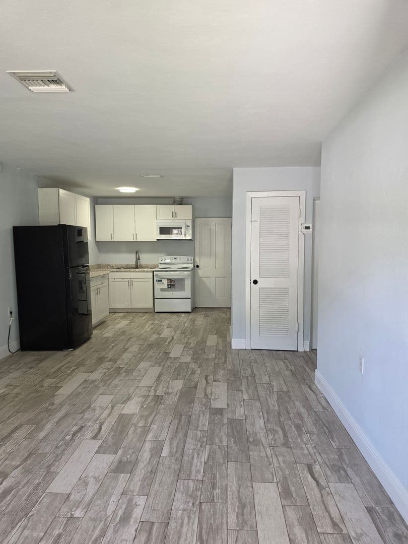 Sanford Apartment: 2205 S Park Avenue