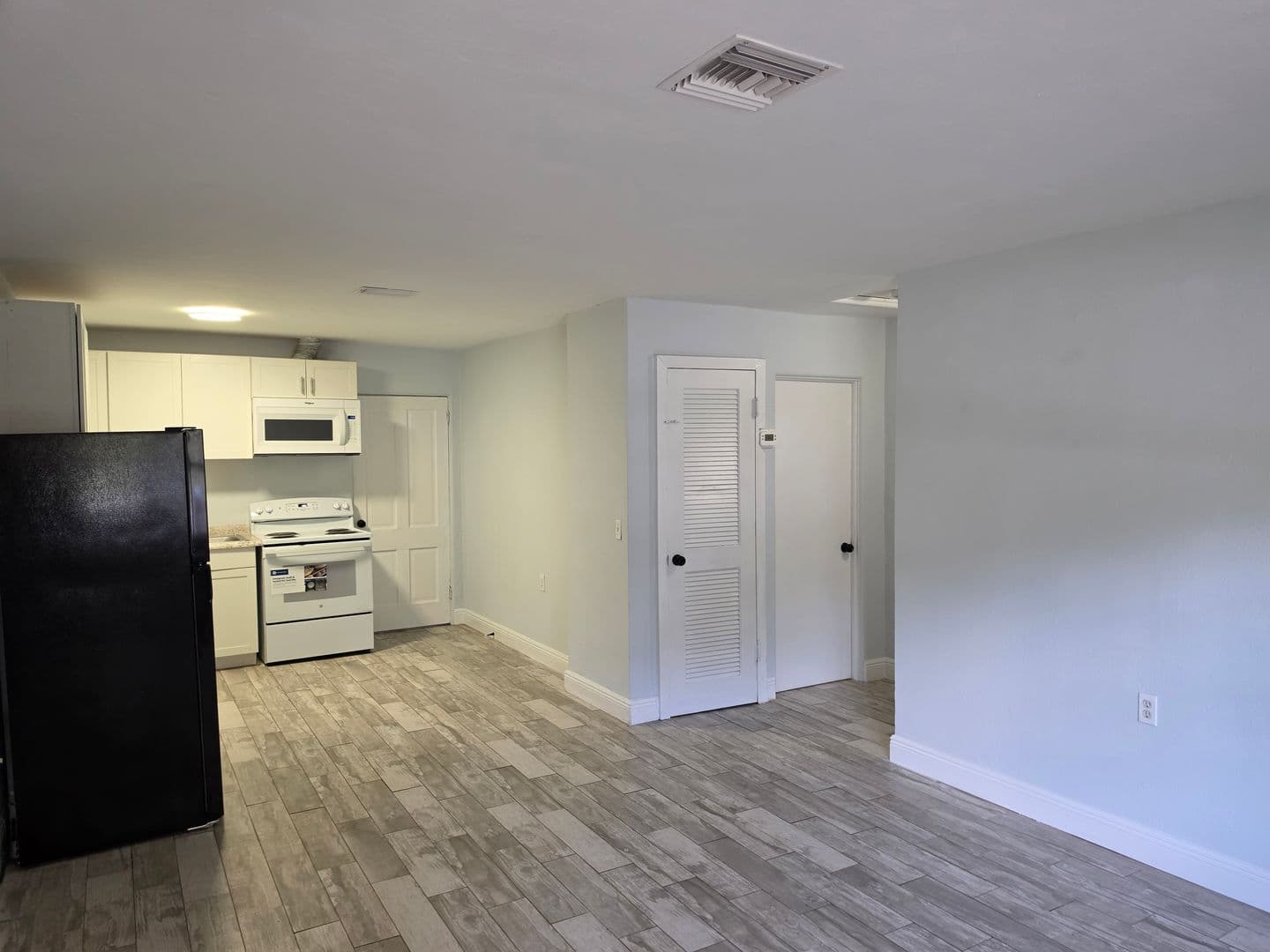 Sanford Apartment: 2205 S Park Avenue