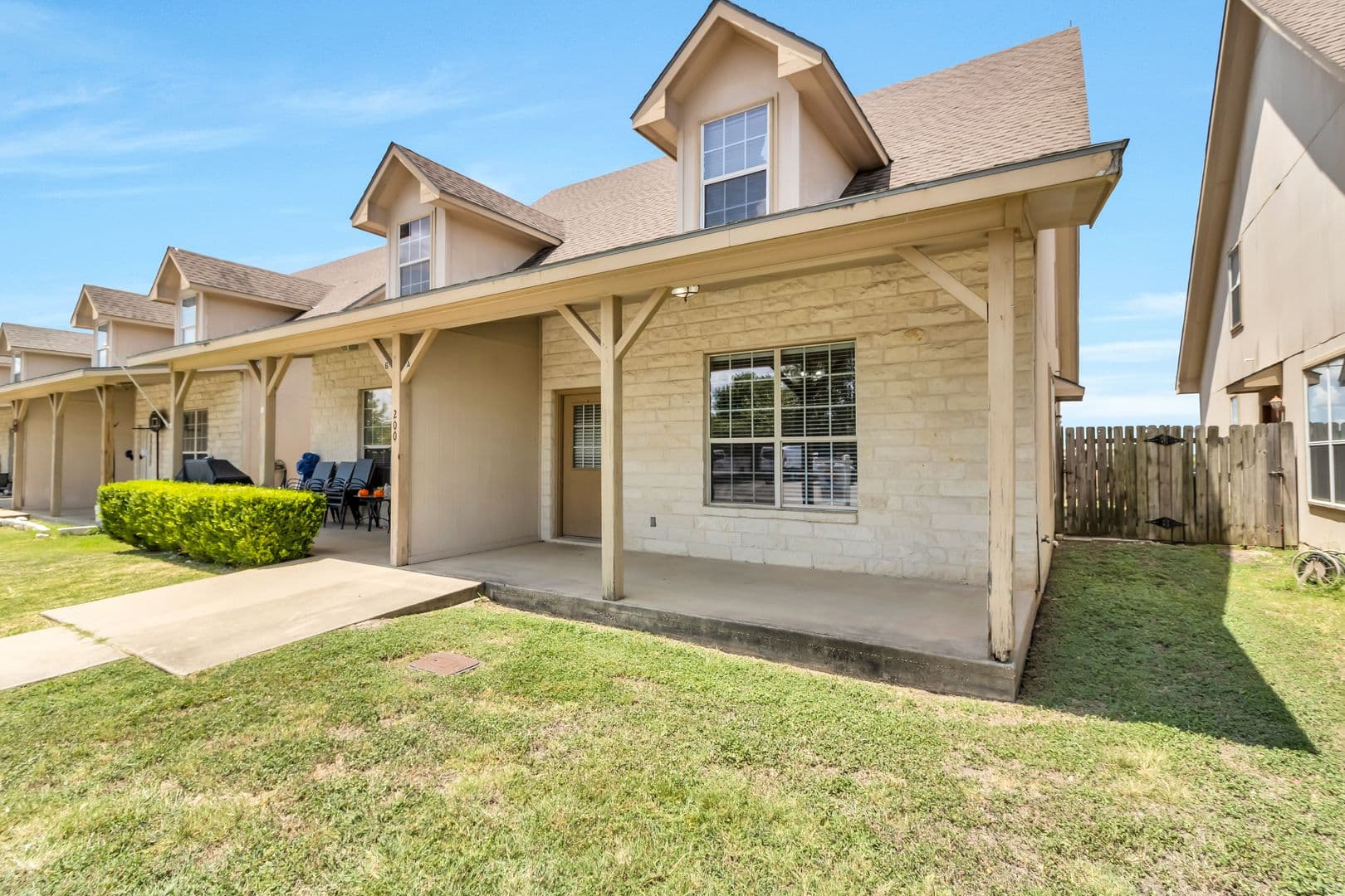 Jarrell Apartment: 200 Sandstone Drive AB