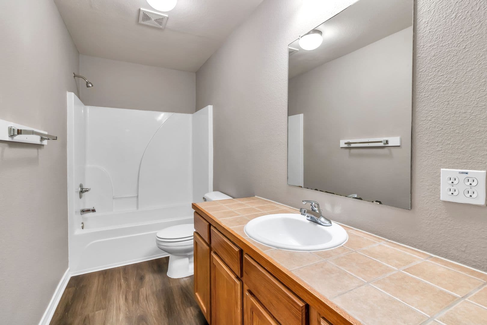 Jarrell Apartment: 200 Sandstone Drive AB