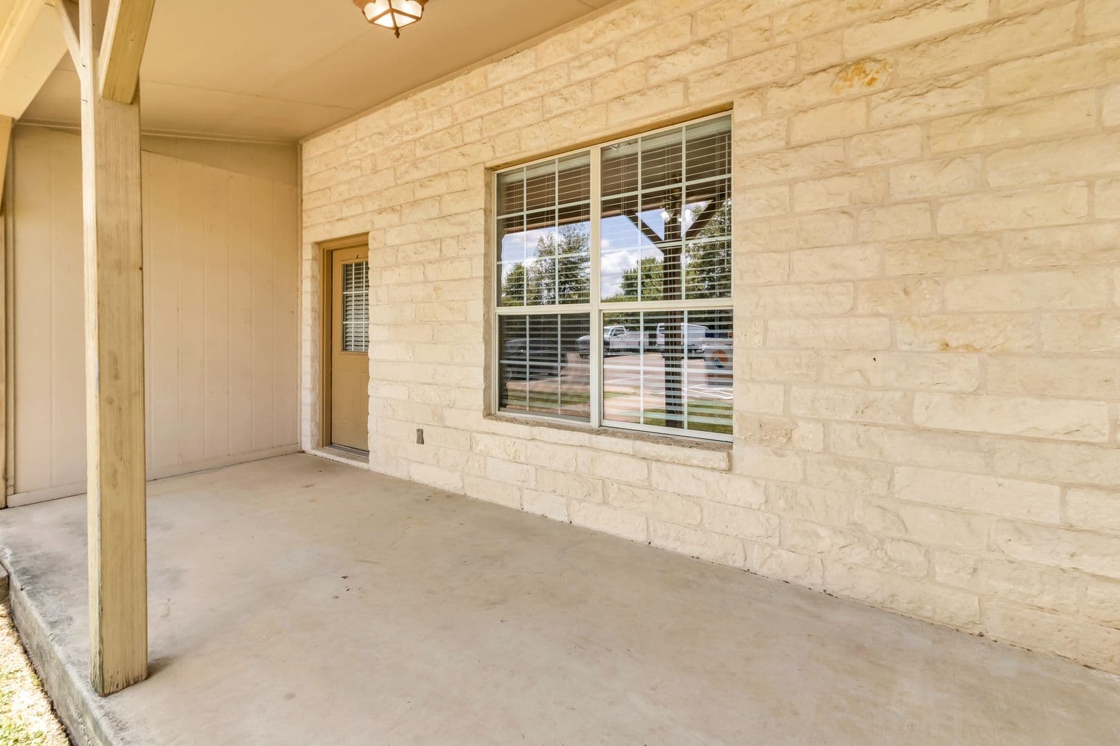 Jarrell Apartment: 200 Sandstone Drive AB