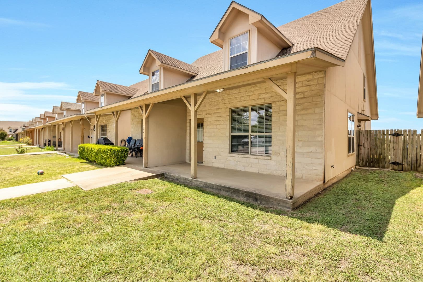 Jarrell Apartment: 200 Sandstone Drive AB