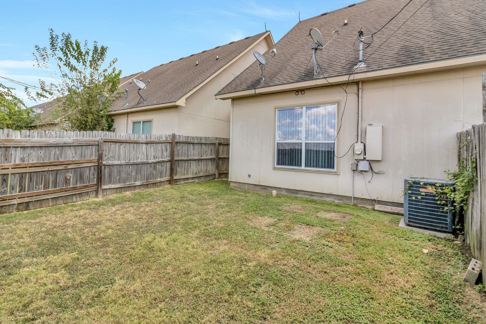 Jarrell Apartment: 200 Sandstone Drive AB