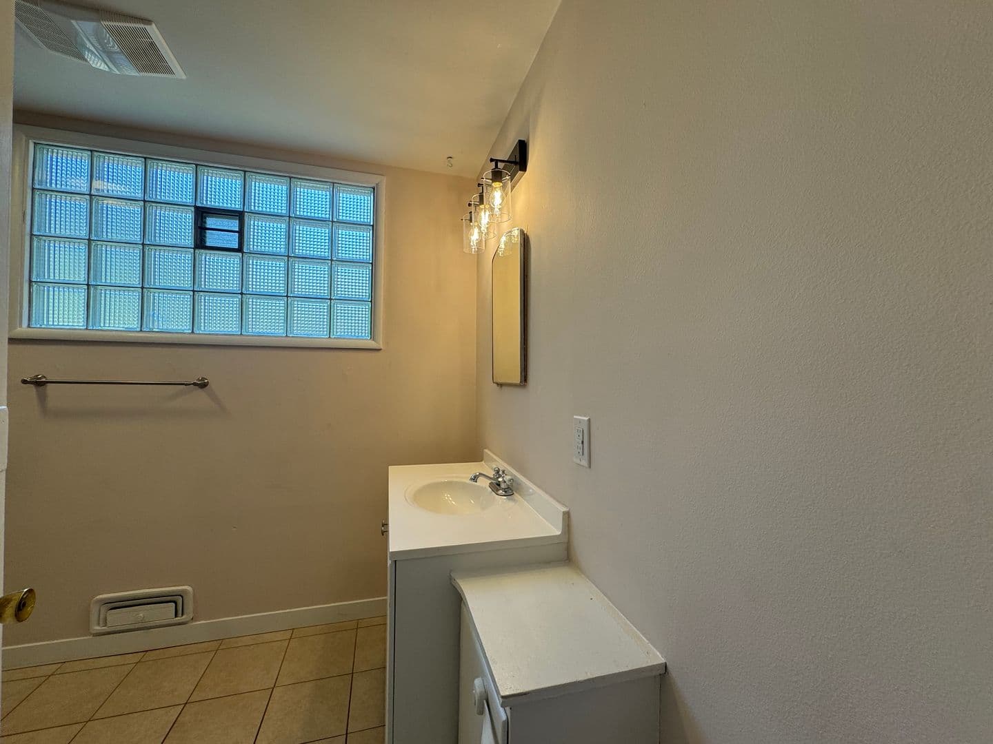 University Place House: 3755 Sunset Dr. W