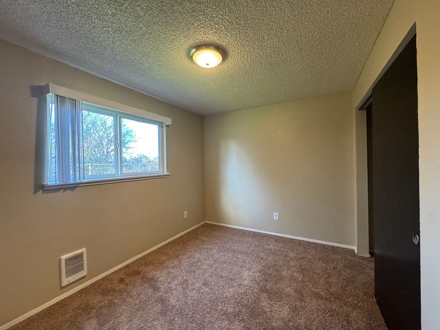 Tacoma Apartment: 6102 6th Ave