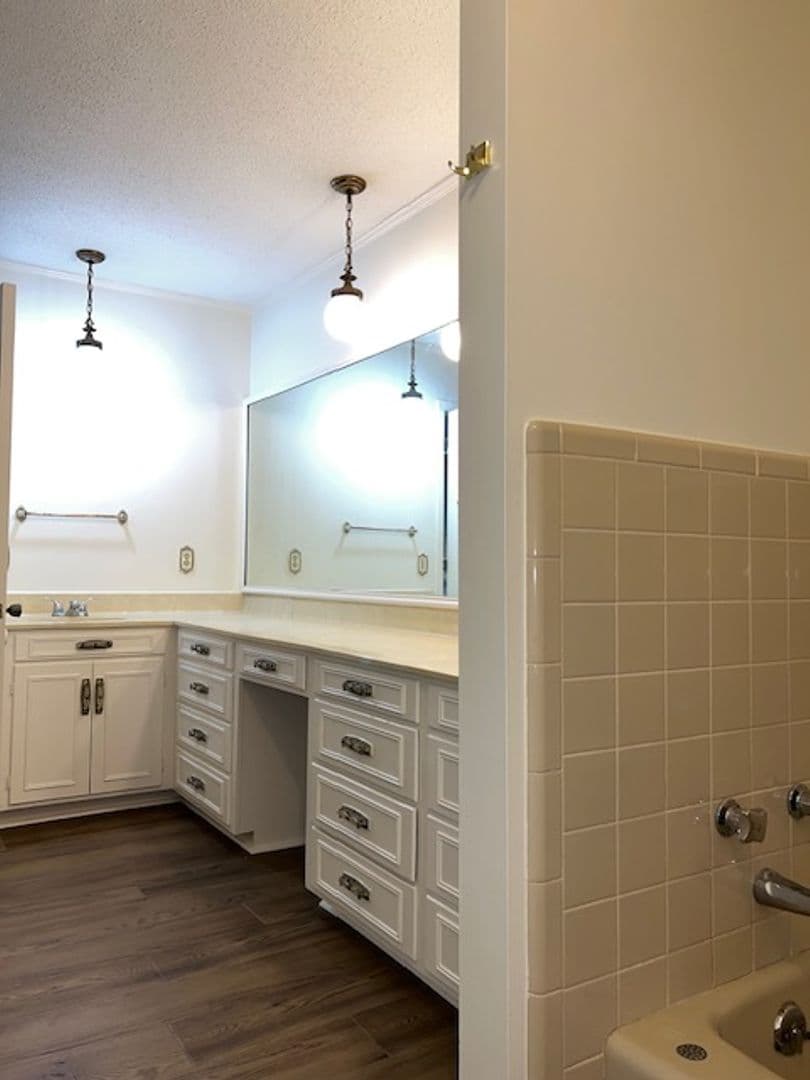 El Dorado House: 2524 W. Hillsboro