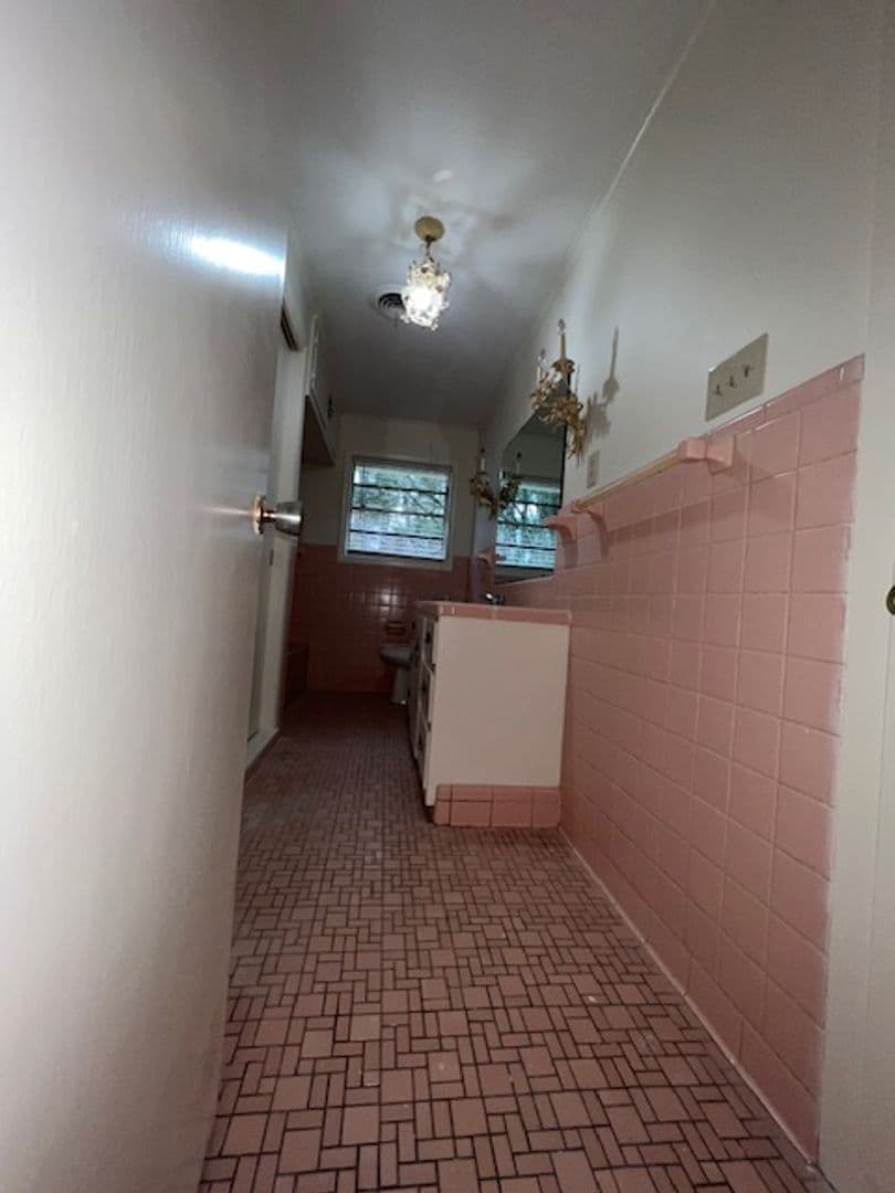 El Dorado House: 2524 W. Hillsboro