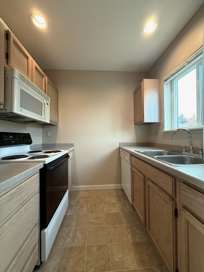 Seattle Apartment: 1813 19th Ave