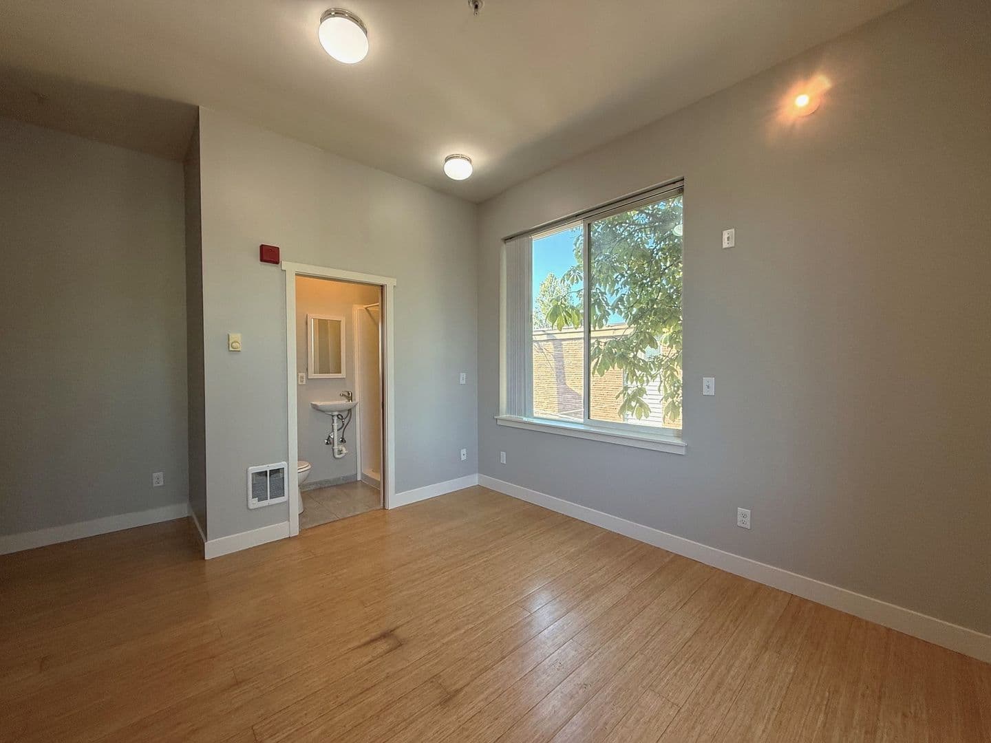 Seattle Apartment: 5043 Brooklyn Ave NE