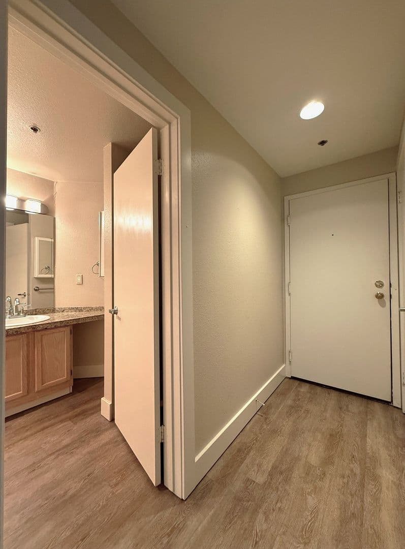 Seattle Apartment: 1813 19th Ave