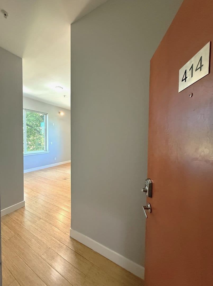 Seattle Apartment: 5043 Brooklyn Ave NE