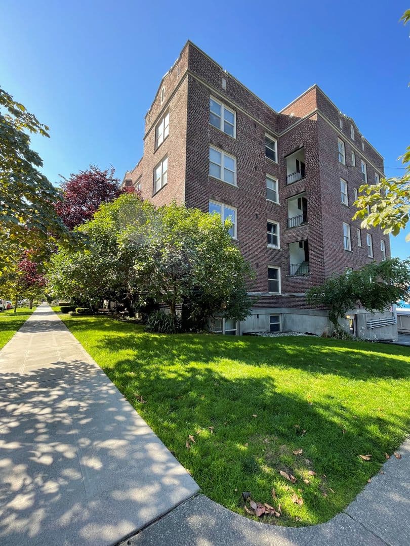 Seattle Apartment: 1833 13th Ave