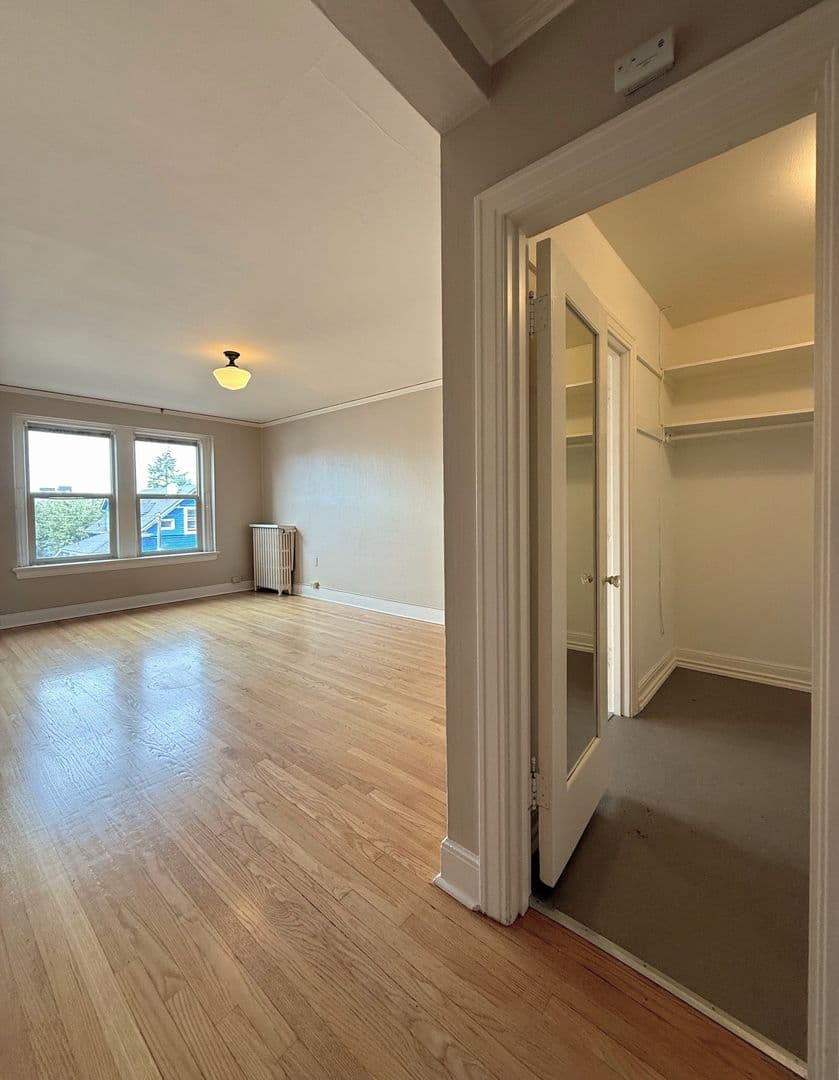 Seattle Apartment: 1833 13th Ave