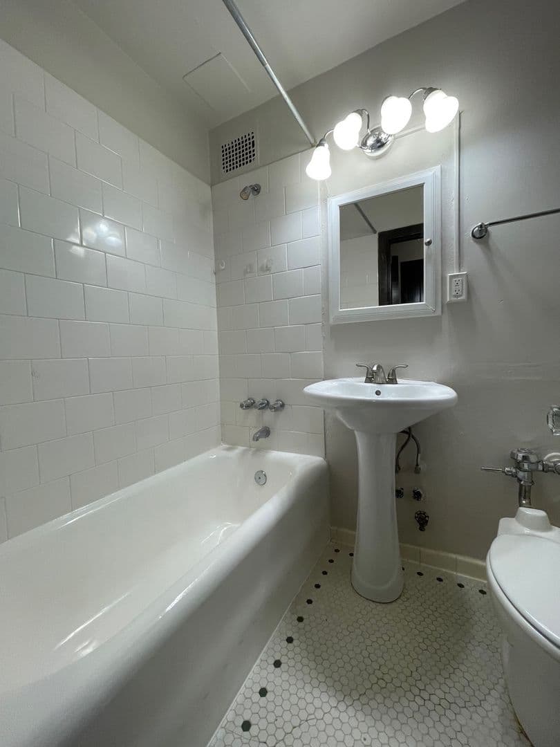 Seattle Apartment: 105 Harvard Ave E