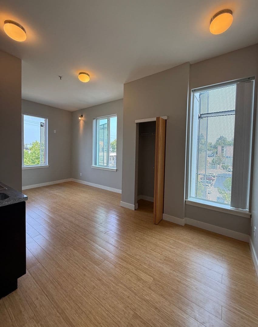 Seattle Apartment: 5043 Brooklyn Ave NE