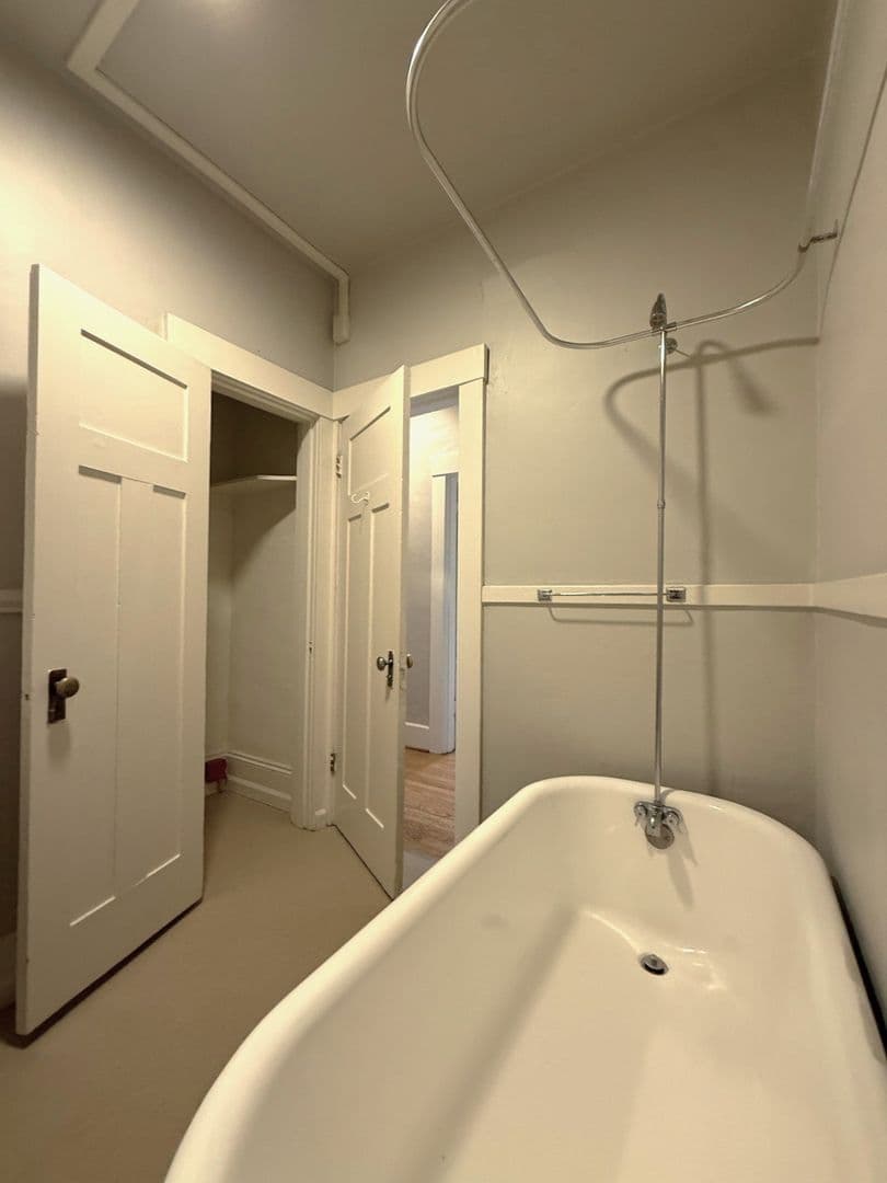 Seattle Apartment: 1803 E John St
