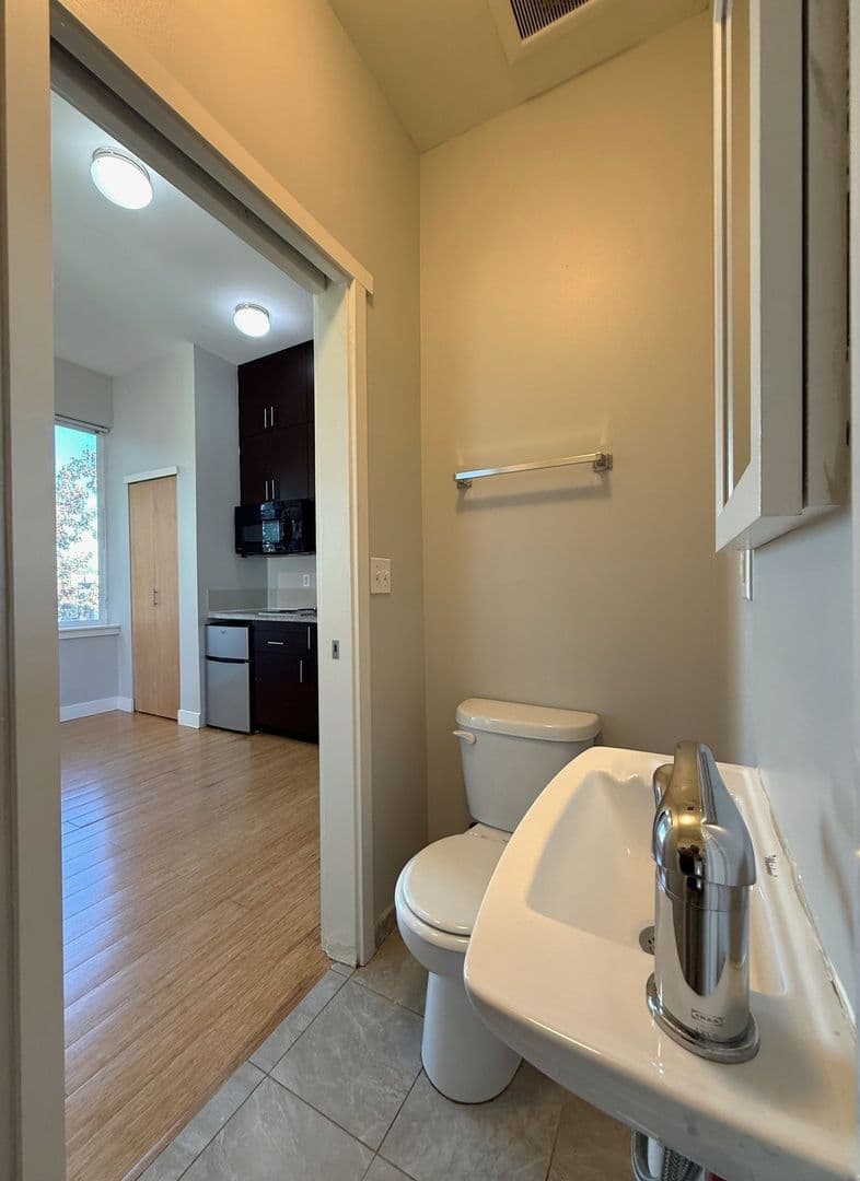 Seattle Apartment: 5043 Brooklyn Ave NE