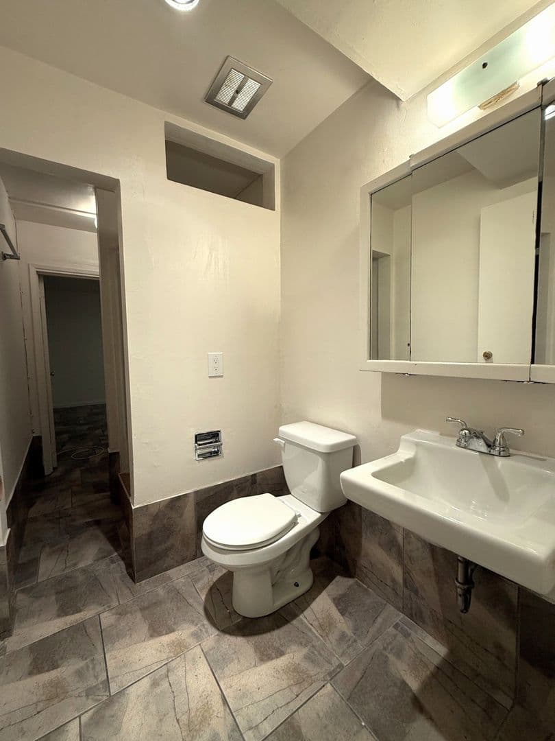 Seattle Apartment: 4225 11th Ave NE