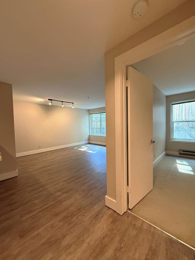 Seattle Apartment: 1813 19th Ave