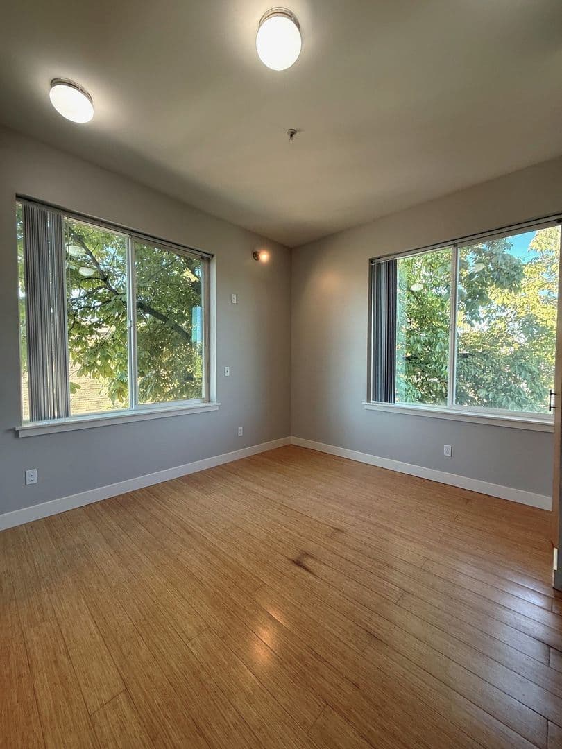 Seattle Apartment: 5043 Brooklyn Ave NE