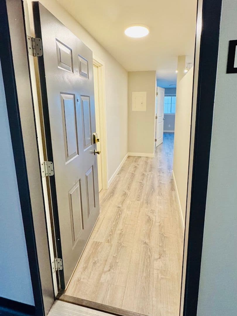 Seattle Apartment: 1215 N 90th St