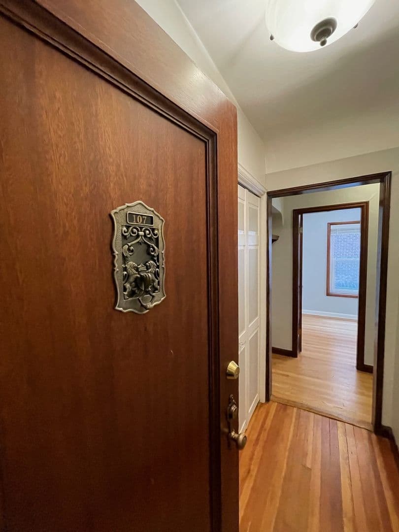 SEATTLE Apartment: 616 4TH AVE W