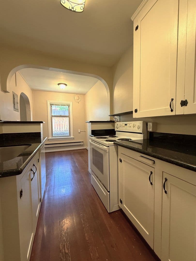 SEATTLE Apartment: 2032 YALE AVE E