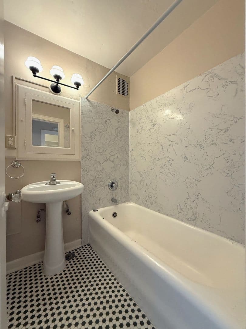 Seattle Apartment: 1833 13th Ave